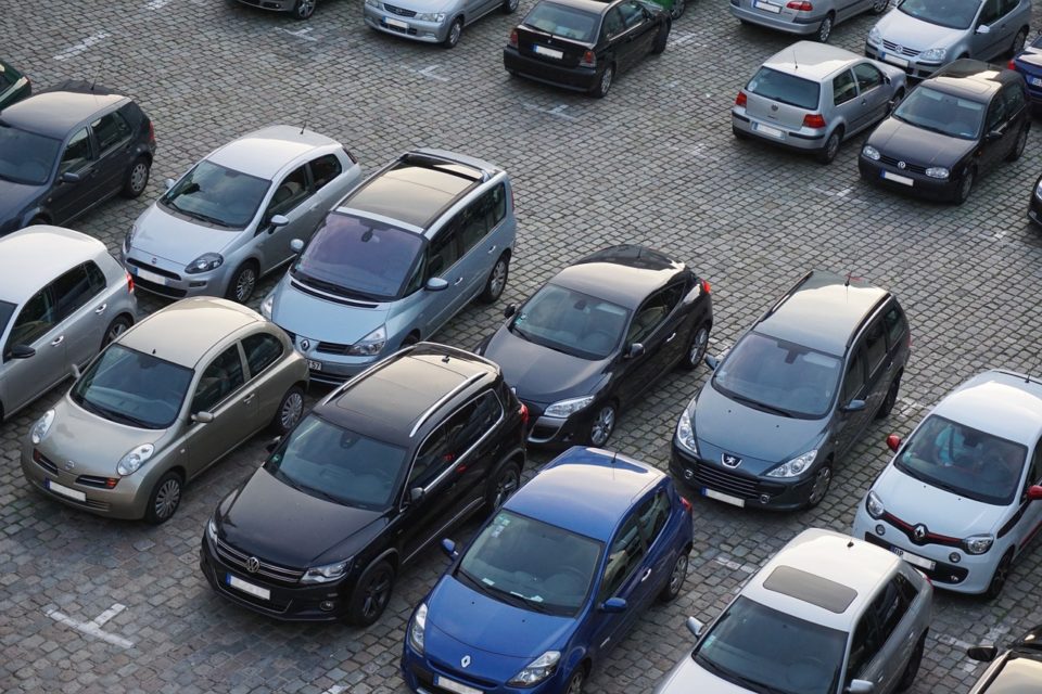 Kritický nedostatek parkovišť. Praha má 3500 P+R stání, aut přijíždí stokrát víc