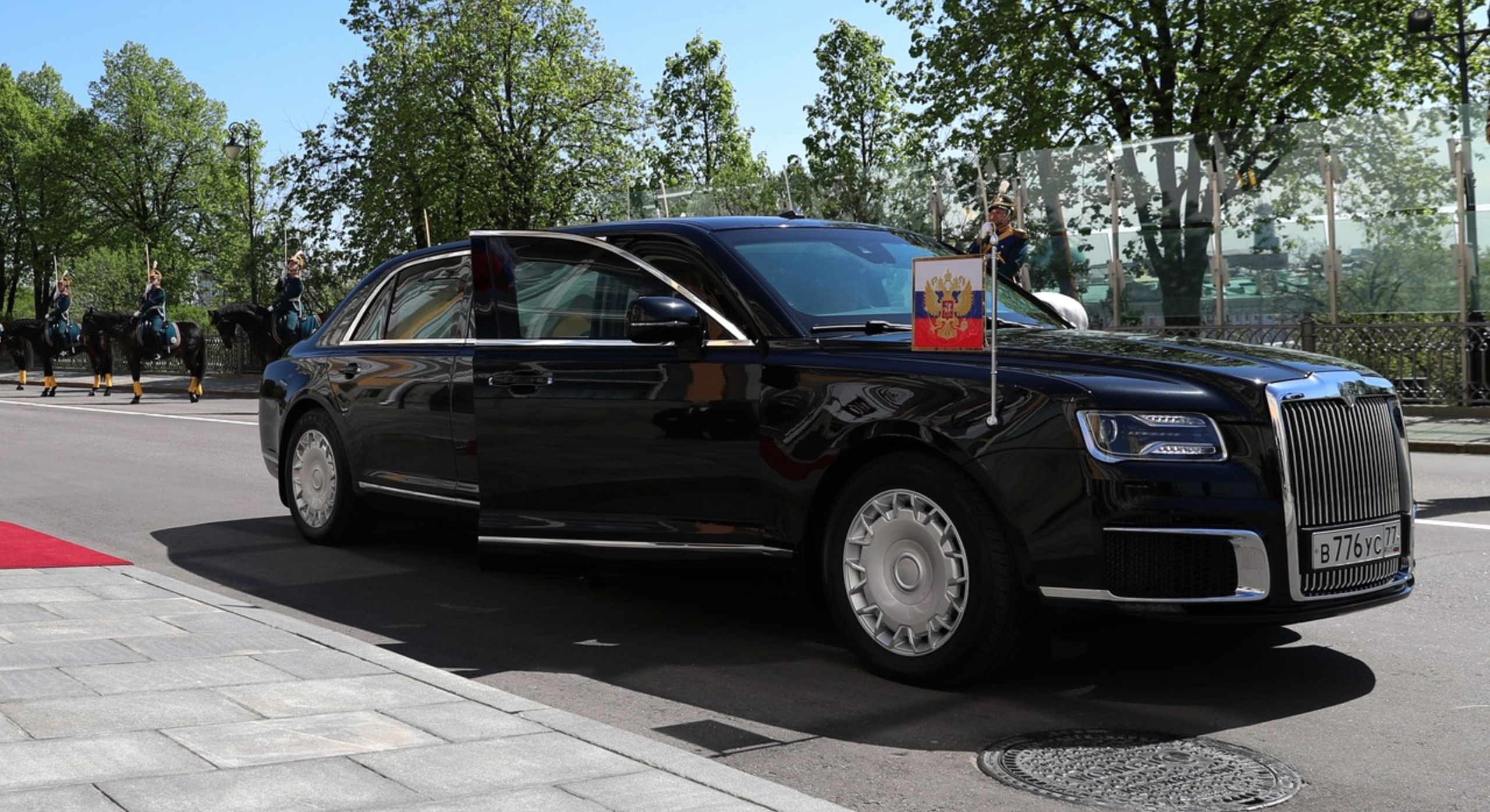 Долг президента рф. Лимузин президента Путина Аурус. Аурус президентский лимузин. Машина Путина Аурус.
