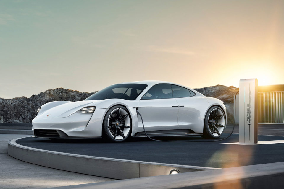 První elektromobil s koněm v erbu. Porsche Taycan bude stát jen 2 miliony