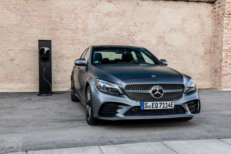 Mercedes-Benz překvapil. Jeho hybridní diesel má 300 koní a krouťák jako AMG